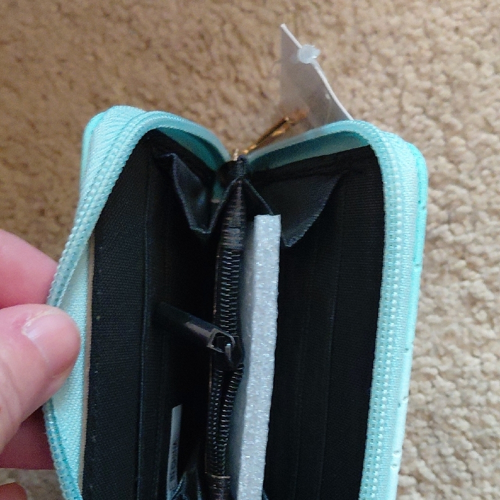 Elegant Chevron Patterned Wallet - Picture 4 of 4